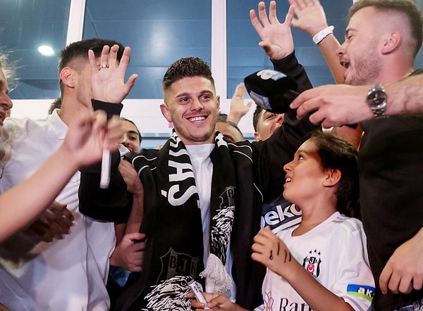 Beşiktaş ise Galatasaray'ın çantada keklik olarak gördüğü Milos Rashica'yı transfer ederek ağzımızı açık bıraktı.