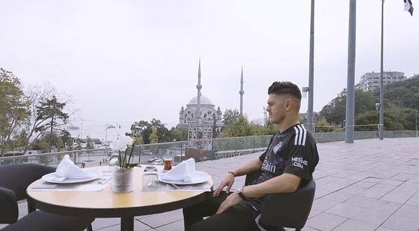 "İstanbul Boğazı'nın en güzel yerinde, huzur içinde." başlığıyla paylaşılan videoda Rashica, Beşiktaş'ta etrafı seyrederek çayını yudumluyor.