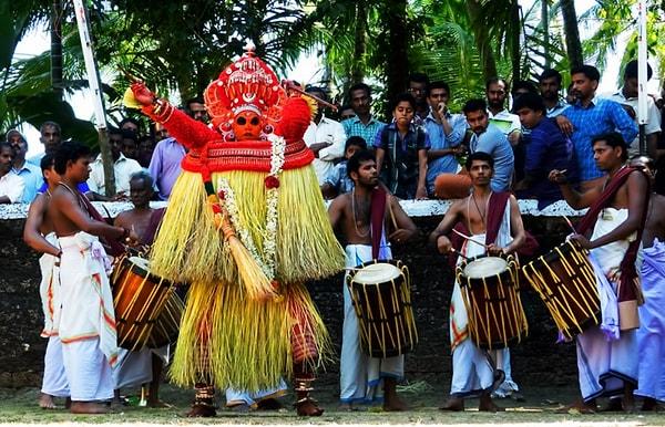 Hindistan, neredeyse 1,5 milyar insan ve 330 milyon Hindu Tanrıyla dini festivaller ve gösterişlerinden hiç eksik kalmıyor.