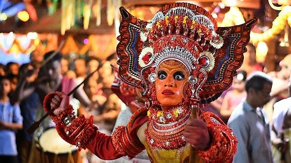 Anlamı "Tanrı" ya da "Tanrının yeniden doğuşu" olan Theyyam tiyatro, pandomim ve Hinduizm'den önce gelen ibadetlerin Hindu mitolojisiyle bütünleşmesidir.