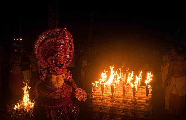 Bugün kuzey Kerala ve Karnataka boyunca 400'den farklı Theyyam çeşidi vardır.