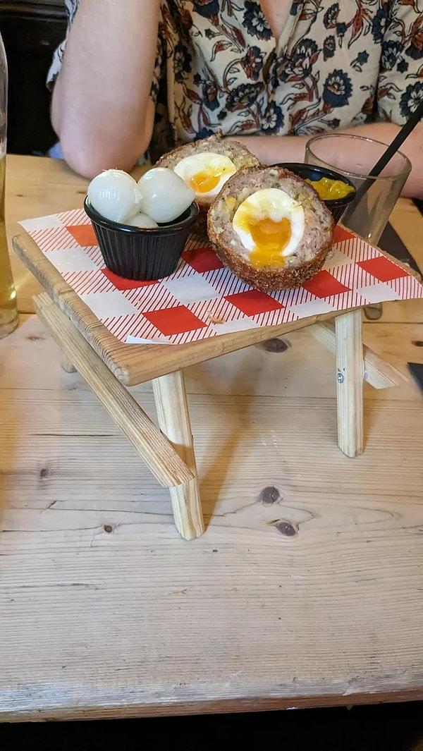 10. Piknik masasında yumurta.