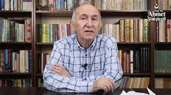 Prof. Dr. Ahmet Şimşirgil, şöyle konuştu:  ''Milli Eğitim Bakanlığı devamsızlık, sınıfta kalma falan filan gibi şeylerle uğraşıyor. Her gelen bir geri bir ileri teknik meseleler ile gününü doldurup gidiyor. Gençlik deizm, ateizm ve LGBT kıskacında mahvolmuş, şu müfredata bir el atalım diyen yok! Yazık.''