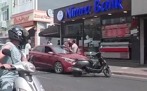 İstanbul Kasımpaşa'da bir motorcu, tehlikeli bir şekilde araç kullandığını iddia ettiği kişinin önünü kesti.