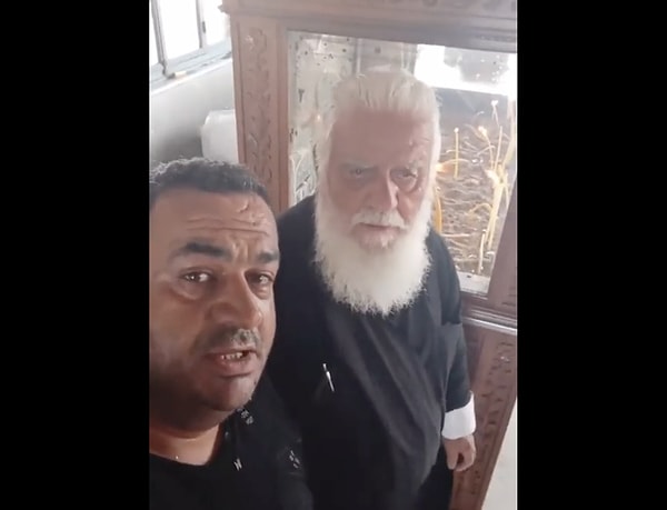 İnternette gündem olan videoda adının Mehmet Erol Muvali olduğu belirtillen bir şahıs papazın yanına giderek önce 'Kelime-i Şehadet' getiriyor.