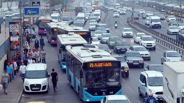 Ülkemizde toplu taşıma kullanan 65 yaş üstü yurttaşalar, ücretsiz kartlarıyla herhangi bir ücret ödemeden seyahat ediyor.