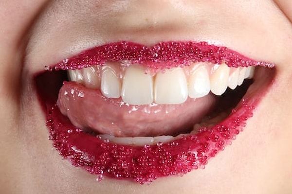 Pul pul olmuş, çatlamış dudaklarınız için de peeling çok faydalı sonuç verecektir.