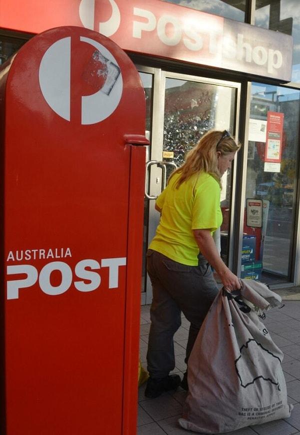 Geçtiğimiz şubat ayında Batı Avustralya eyaletindeki postanelerden kargolarını gönderen adam, paketlerden birinin yırtılarak çalışanın üzerine sızmasının ardından yakalandı.