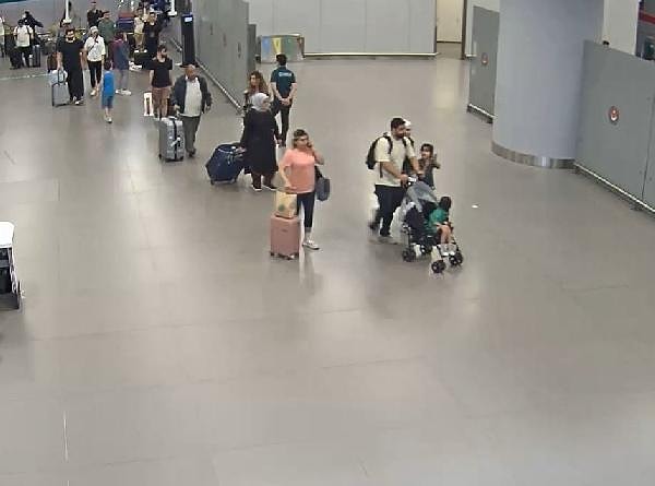 İstanbul Havalimanı Emniyet Şube Müdürlüğü Araştırma Büro Amirliği ekipleri terminal içerisinde yaptığı risk analizinde Dubai'den İstanbul'a gelen İranlı bir kadın yolcunun hareketlerinden şüphelendi.