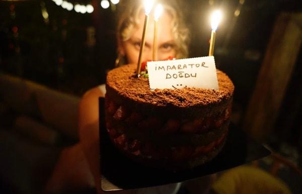 Oyuncunun evinin bahçesinde düzenlenen mütevazı partide doğum günü pastasında yazan ‘İmparator Doğdu’ notu hem oyuncuyu hem de yakın çevresini güldürdü.