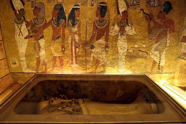 Batı medyası, mumya laneti konseptine büyük bir ilgi gösterirken Mısırlıların ölümleri lanet haberlerine nadiren dahil edilmekteydi.