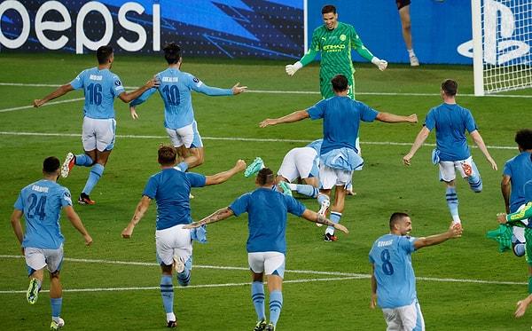 Penaltı vuruşları sonucunda büyük bir sevinç yaşayan Manchester City'li futbolcular galibiyeti doyasıya kutladı.