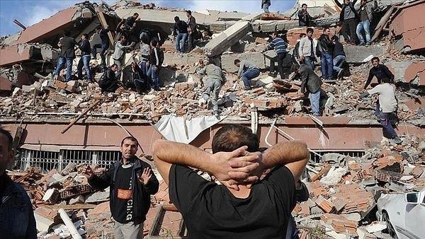 “Fakat Türkiye'nin değişik illerinde 1999 Depremleri'nden sonra çok sayıda yıkıcı deprem oldu. 2011 Van, 2020 Elazığ ve Sisam-İzmir depremleri ile 6 Şubat Kahramanmaraş depremleri İstanbul dışında da depreme hazırlıklı olmamız gerektiğini söylüyor."