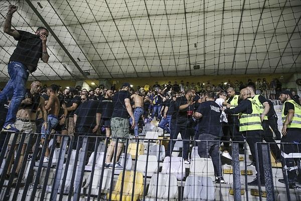 Karşılaşma 30 dakika sonra, Fenerbahçe tribünlerinin boşaltılmasının ardından devam etti.