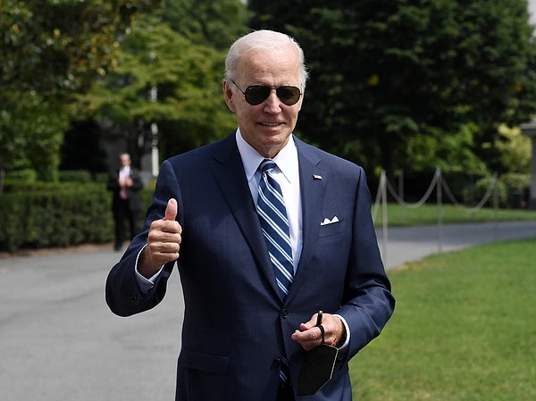 Biden, Ukrayna'ya yaptıkları milyarlarca dolar yardım üzerinden eleştirildi ve Hawaii'den kendine oy çıkacağına emin olduğu için böyle rahat olduğu iddia edildi.