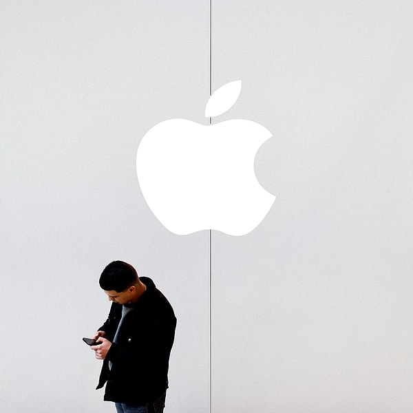 Apple, müşterilerine "Cihazınız aktifken veya enerji kaynağına bağlıyken, cildinizin cihazla, enerji adaptörüyle ya da kablosuz şarj ünitesiyle uzun süreli temasını önlemek adına dikkatli olun" şeklinde bir uyarıda bulunmuştur.