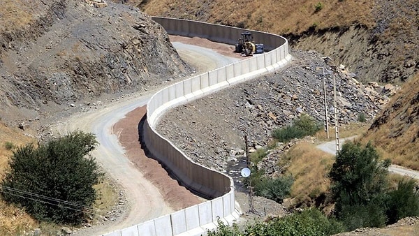 “Duvar belli yerlerde bitiyor. Kimi yerde yok, kimi yerde inşaat sürüyor. Bazı yerlerde ise duvarın üzerinden geçilebiliyor. Tel örgüler gevşemiş. Duvarın olmadığı iki noktadan geçtim. Engelle karşılaşmadım. Sorun çıkmasın diye ilerlemedim ama 100 metre kadar içeriye girdim.”