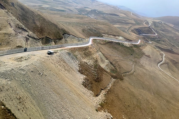 Kaçaklarla dolu minibüslerin karakola dolu girip boş çıktığını iddia eden Türkoğlu, “Minibüslerin boş döndüklerini net gördük” dedi.Türkoğlu, “Kaçak geçiş yapan sığınmacı görmedik, ancak gündüz gözüyle engelsiz biçimde İran'a girip geri döndük. Gece vakti sığınmacıların sınır dışı edilişine tanık olduk" ifadelerini kullandı.