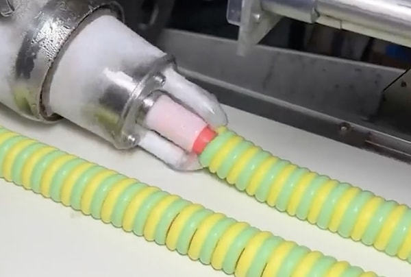 Sarmal şeklindeki iki renkli dondurmaların fabrikada üretim süreci de paylaşıldı.