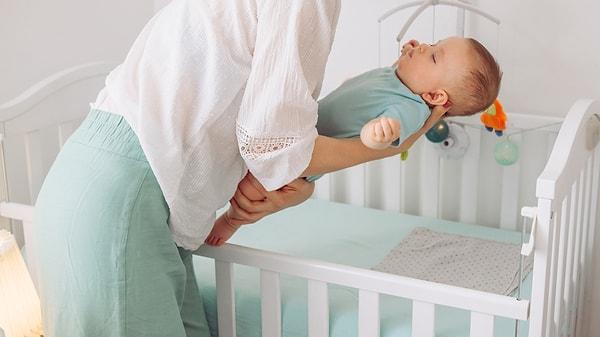 Bebeklerinin hassas vücutlarına en uygun yatağın yumuşak bir yatak olduğunu düşünmeleri, ebeveynlerin sıklıkla düştüğü bir hatadır.