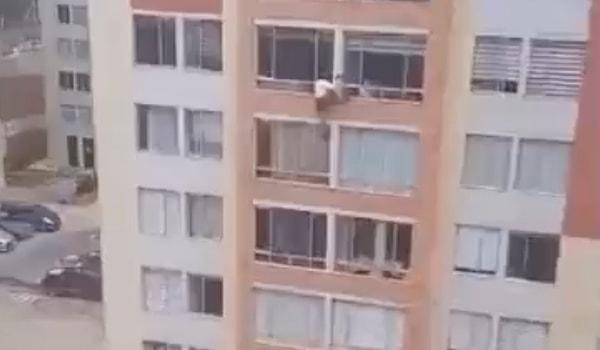 Deprem anında paniğe kapılan bir vatandaş, kendini 7. kattaki evinin camından aşağı bıraktı.