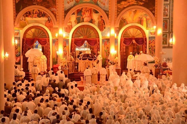 İkinci ihtimal ise görüntülerin Etiyopya veya Eritre'deki Ortodoks Kiliselerinde dini törenleri Paskalya için iki kat beyaz çarşaf giyen Hristiyanlar olduğu yönünde.