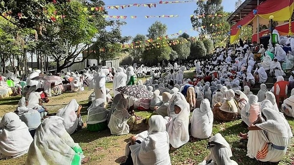 Birçok dini töreni bulunan Etiyopya ve Eritre Ortodoks Tevhîdî (Tewahedo) Kiliseleri, Fasika ismi verilen Paskalya kutlamaları için 55 gün boyunca hayvansal ürünleri yemedikleri oruç tutuyor ve sonunda Pazar günü geldiğinde bir koyun keserek ibadet etmeye başlıyorlar.