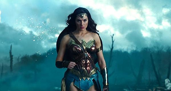 7. Wonder Woman filminde başrolü canlandıran Gal Gadot film çekimleri sırasında beş aylık hamileydi ancak CGI teknolojisi sayesinde bunu asla fark etmedik!