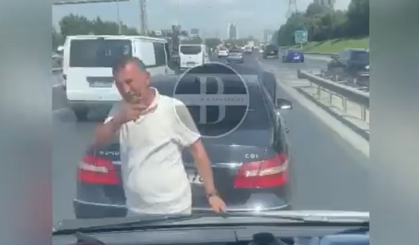 Vatandaş, hızlı bir şekilde ilerlerken araçlara çarptığını iddia ettiği ambulansın önünü kesti ve içinde hasta olup olmadığını görmek istediğini söyledi.