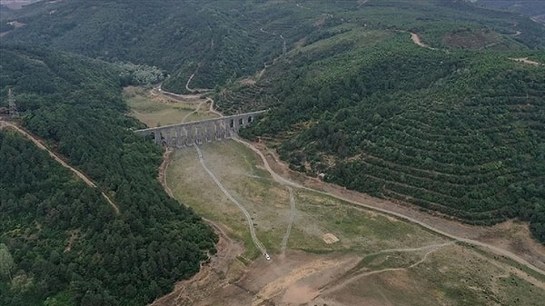 “Bu sene diğer yıllara göre daha fazla bu sayı, 65 milyon metreküp buharlaşma olacak” diyen Solmaz,  “Bizim hesaplarımız arasında buharlaşma da var, yağış öngörüleri de var. Ama Ağustos ve eylül ayı için herhangi bir yağış öngörümüz yok. Bunların kurak geçeceğini düşünüyoruz, buna rağmen şehri susuz bırakmamak için çalışmalarımız devam ediyor, şehri susuz bırakmayacağız.” dedi.