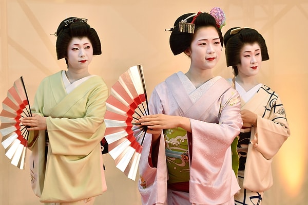 Kadınların sofistike rollerdeki cazibeleriyle büyülenen Japon toplumunda Geyşaların popülerliği hızlıca arıtmıştır.