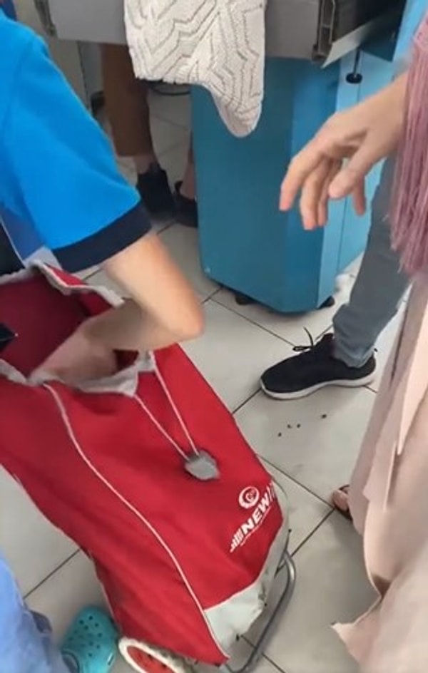 Pazar arabası ile markete giren bir kadın, iddialara göre arabanın alt kısmına marketten çaldığı ürünleri yerleştirip, üzerini pazardan aldığı ürünlerle kapattı.