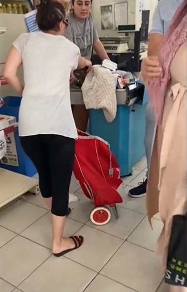 Ancak market çalışanlarının durumu fark etmesi üzerine kadın yakalandı ve pazar arabasındaki ürünleri kasaya böyle bıraktı...