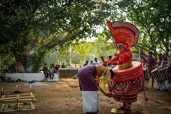 8. Hindistan'da uygulanan 'Theyyam' geleneği binlerce yıllık bir kabile ritüel dansı. Hatta bazı tarihçiler bunun Neolitik ve Kalkolitik çağlara kadar uzandığını düşünüyor.