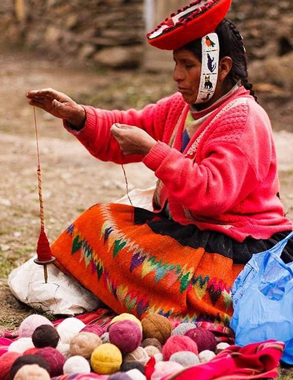 10. Peru'daki yerel halk, binlerce yıldan beri el dokuması giysiler kullanıyor. Ama bu sadece giyim ihtiyacını karşılamakla kalmaz, aynı zamanda topluluklarının hikayelerini, tarihlerini veya düşüncelerini gelecek nesillere aktarmaları için bir ortam sağlar.