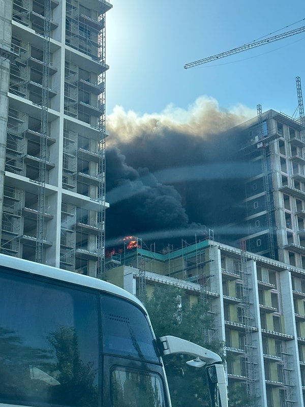 Nedeni henüz belirlenemeyen yangına müdahale edilirken, yangın sebebiyle oluşan dumanlar kentin birçok noktasından görünüyor.