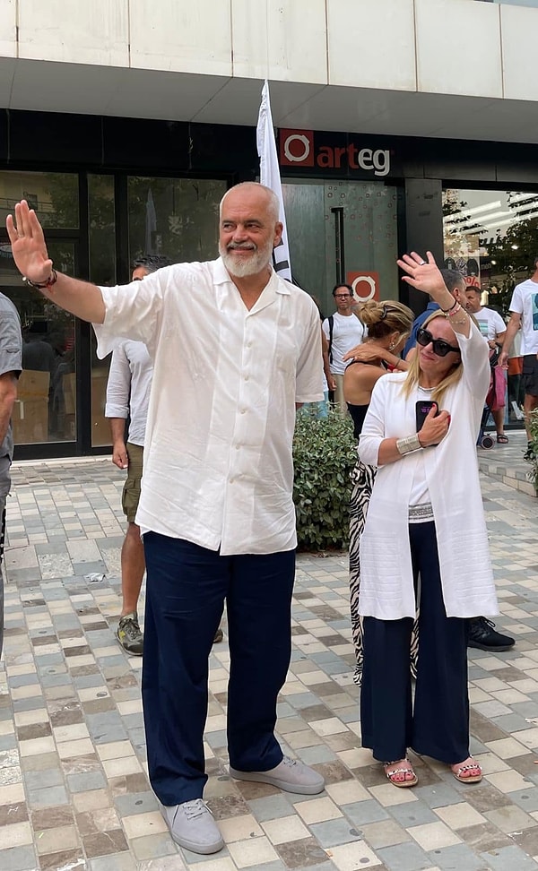 Açıklamada, “İtalyanlar, kurallara saygılıdır ve borçlarını öderler. Bu tür olayların tekrarlanmamasını ümit ediyoruz.” ifadeleri kullanıldı, faturanın Meloni’ye sağlanan şahsi ödenekten karşılandığı belirtildi.