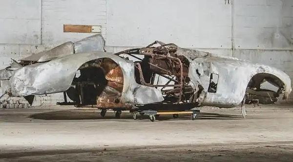 60'lı yılların başında üzücü bir kaza geçiren araç, yanarak büyük alev hasarları aldı ve bir hurdaya dönüştü.