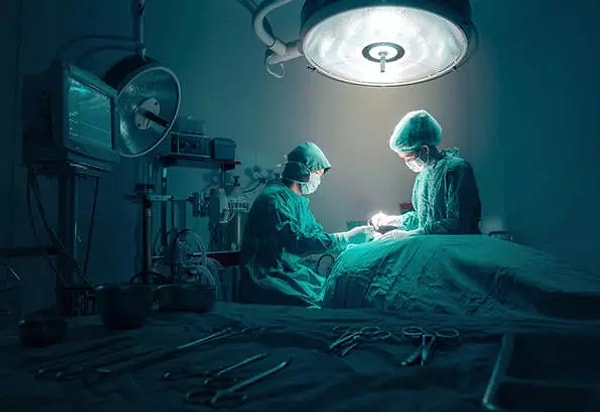 Doktorlar, anestezi alarak tıbbi bir müdahalede bulunacağı hastalarının belli bir süre yemek yememesini ve ameliyattan önce aç olmalarını ister.