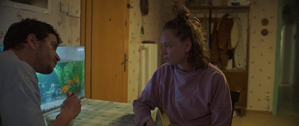 Film, Ecem (Ece Çeşmioğlu) ve Rahmi (Selahattin Paşalı) adlı iki genç sevgilinin İstanbul’da bir apartmanın bodrum katında yaşadıkları evde geçen tek bir geceyi konu alıyor.