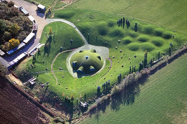 "Tubbytronic Superdrome" denilen Teletubbie’lerin evinin yeri keşfedildikten sonra ise hayran akınına uğrar ve burası izinsiz bir turistik mekana dönüşür.