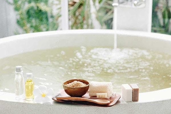 Tuzu kullanabileceğiniz bir başka yer ise banyo. Banyoda tuz kullanarak cildinizin gerginliğini artırabilirsiniz.
