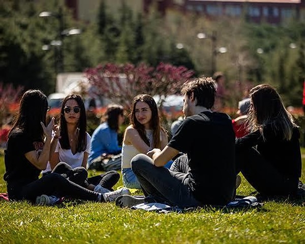 Üniversite anıları askerlik hatıraları gibidir. Say say bitmez. Kurulan dostluklar, hocalarla ilginç diyaloglar, yurtlarda ve evlerde yaşananlar...