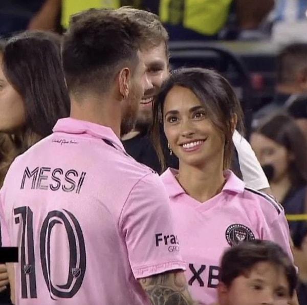 Arjantinli yıldızın eşi Antonella Roccuzzo'nun, Lionel Messi'ye gülümseyerek attığı aşk dolu aşka olan inancımızı arttırdı, desek yeridir.