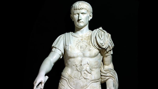 3. Caligula babasını erken yaşta kaybetti.