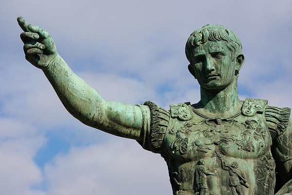 8. Caligula, Senato ile savaştı.