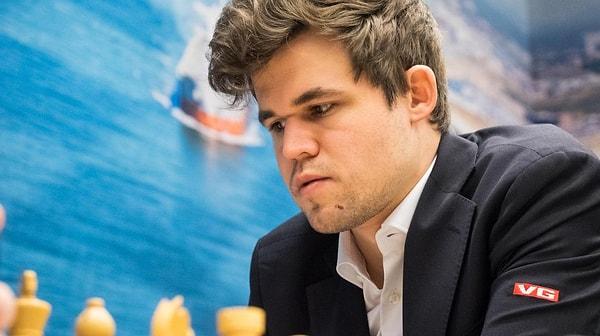 32 yaşında beş kez Dünya Satranç Şampiyonu olma başarısı yakalayan Norveçli büyükusta Magnus Carlsen, satranç dünyasının en büyük dehalarından birisi.