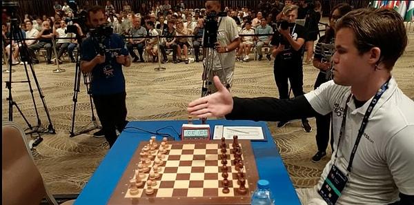 Ancak Carlsen'in, süreyi başlattıktan sonra karşısında kimse olmamasına rağmen hayali rakibine elini uzattığı anlar viral oldu. 😅