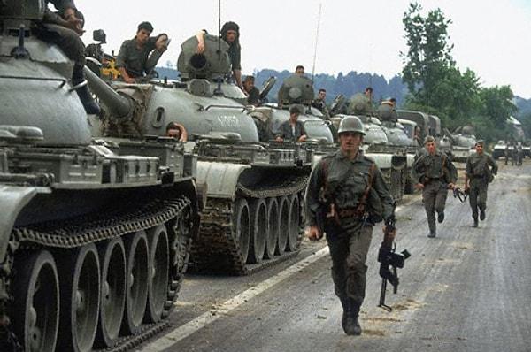Bu çatışma, Slovenya Bölgesi'nin 25 Haziran 1991'de Yugoslavya'dan ayrılarak bağımsızlığını ilan etmesinin hemen sonrasında patlak vermiştir.