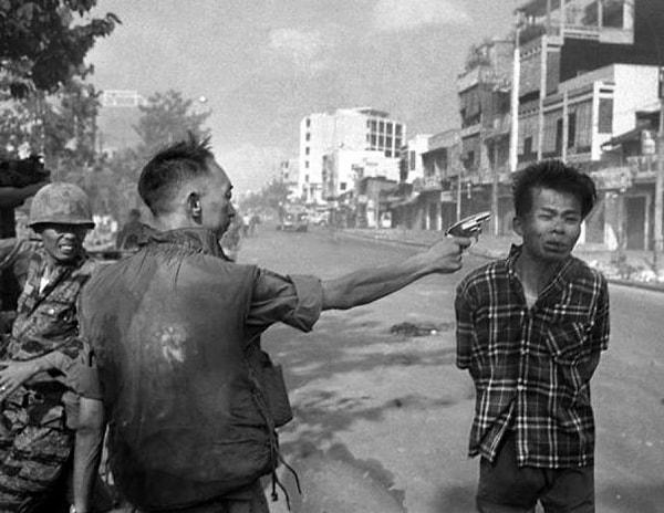 Çin, Vietnam'ın 1978'de Kızıl Kemerlere karşı gerçekleştirdiği eylemlere karşılık olarak bir saldırı başlatmıştır.